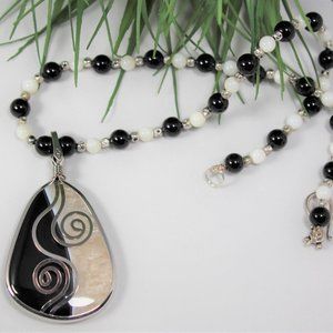BLACK AND WHITE AGATE NECKLACE